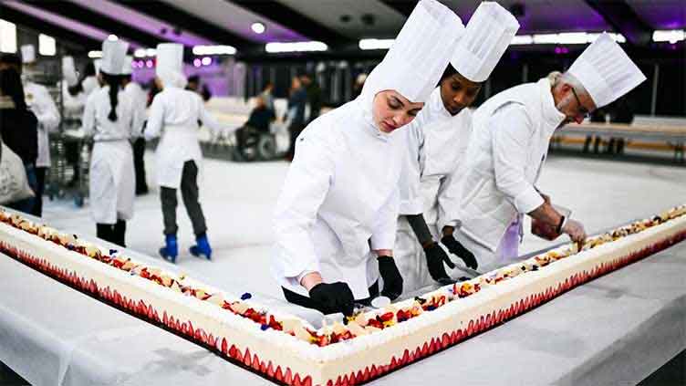 121 metre long cake gives a taste for records