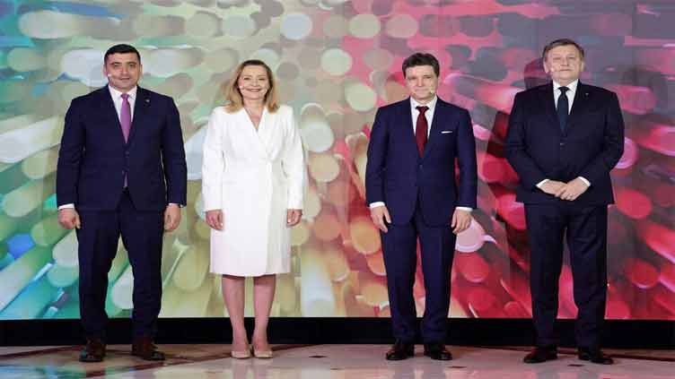 Who are the main contenders in Romania's presidential election re-run?